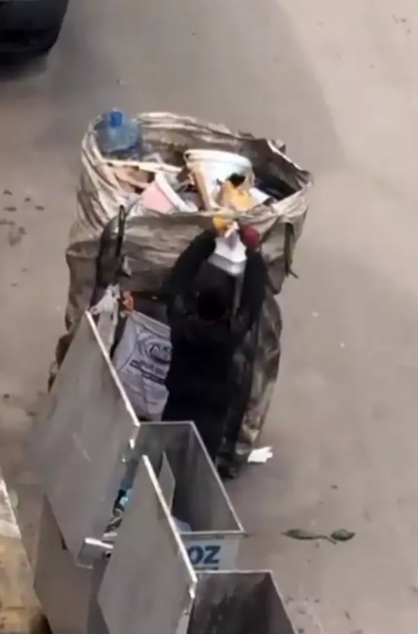Trafik polisleri, kumanyalarını kağıt toplayıcısına verdi Trafik polisleri, kumanyalarını kağıt toplayıcısına verdi