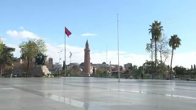 Sokağa çıkma kısıtlaması nedeniyle sessizlik hüküm sürüyor Sokağa çıkma kısıtlaması nedeniyle sessizlik hüküm sürüyor