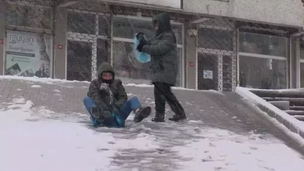 Son dakika: ÜSKÜDAR'DA ÇOCUKLARIN KAR SEVİNCİ... KAR TOPU OYNADILAR, DİK YOKUŞLARDAN KAYDILAR Son dakika: ÜSKÜDAR'DA ÇOCUKLARIN KAR SEVİNCİ... KAR TOPU OYNADILAR, DİK YOKUŞLARDAN KAYDILAR