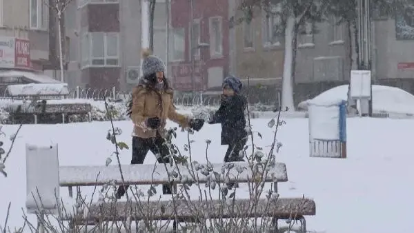 Son dakika: ÜSKÜDAR'DA ÇOCUKLARIN KAR SEVİNCİ... KAR TOPU OYNADILAR, DİK YOKUŞLARDAN KAYDILAR Son dakika: ÜSKÜDAR'DA ÇOCUKLARIN KAR SEVİNCİ... KAR TOPU OYNADILAR, DİK YOKUŞLARDAN KAYDILAR