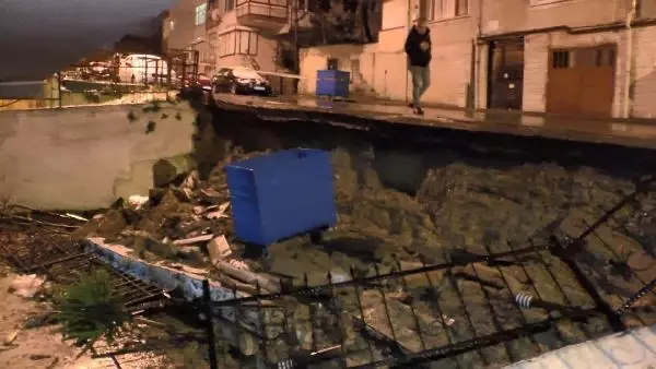 Üsküdar'da istinat duvarı çöktü Üsküdar'da istinat duvarı çöktü