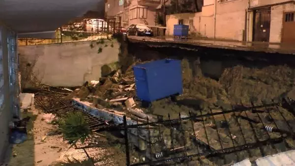 Üsküdar'da istinat duvarı çöktü Üsküdar'da istinat duvarı çöktü