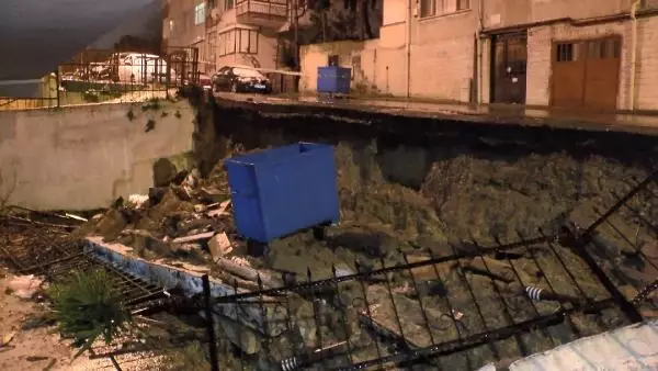 Üsküdar'da istinat duvarı çöktü Üsküdar'da istinat duvarı çöktü