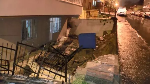 Üsküdar'da istinat duvarı çöktü Üsküdar'da istinat duvarı çöktü