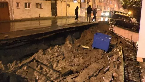 Üsküdar'da istinat duvarı çöktü Üsküdar'da istinat duvarı çöktü