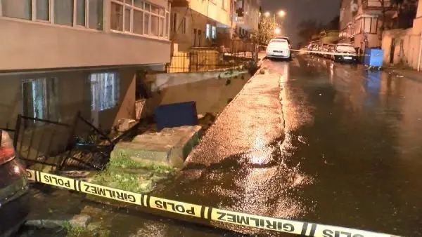 Üsküdar'da istinat duvarı çöktü Üsküdar'da istinat duvarı çöktü
