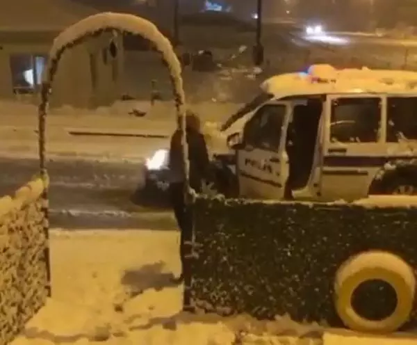 Vatandaş ile polisin 'kartopu' oyununa sosyal medyada ilgi Vatandaş ile polisin 'kartopu' oyununa sosyal medyada ilgi