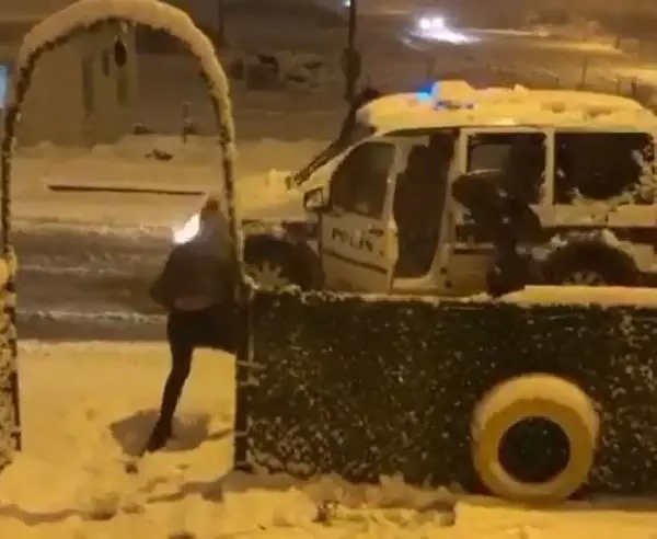 Vatandaş ile polisin 'kartopu' oyununa sosyal medyada ilgi Vatandaş ile polisin 'kartopu' oyununa sosyal medyada ilgi