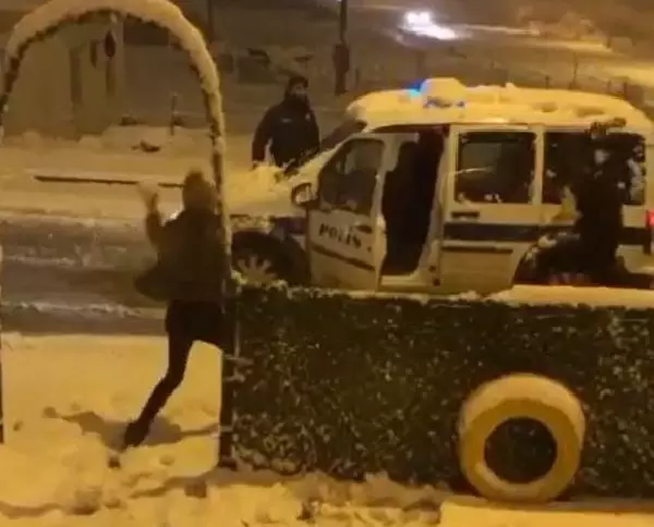 Vatandaş ile polisin 'kartopu' oyununa sosyal medyada ilgi Vatandaş ile polisin 'kartopu' oyununa sosyal medyada ilgi
