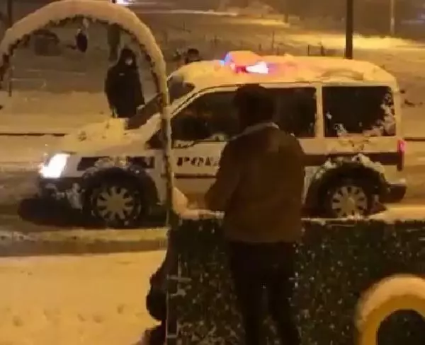 Vatandaş ile polisin 'kartopu' oyununa sosyal medyada ilgi Vatandaş ile polisin 'kartopu' oyununa sosyal medyada ilgi