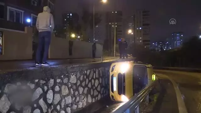 Virajı alamayan ticari taksi alt yola düştü Virajı alamayan ticari taksi alt yola düştü