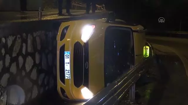 Virajı alamayan ticari taksi alt yola düştü Virajı alamayan ticari taksi alt yola düştü