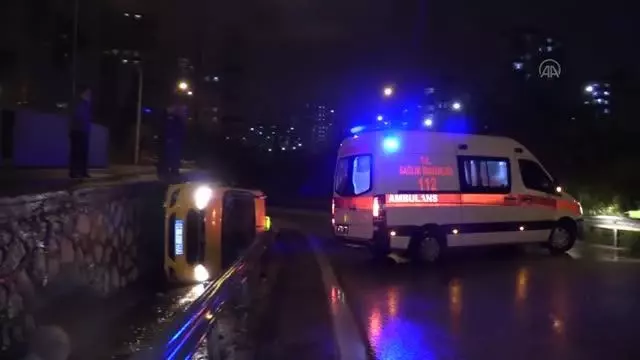 Virajı alamayan ticari taksi alt yola düştü Virajı alamayan ticari taksi alt yola düştü