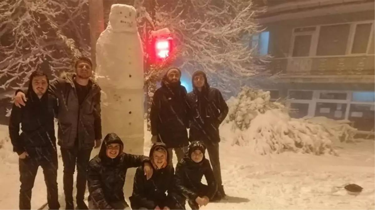 Yaptıkları 3 metrelik kardan adamın adını 'Donald Trump' koydular