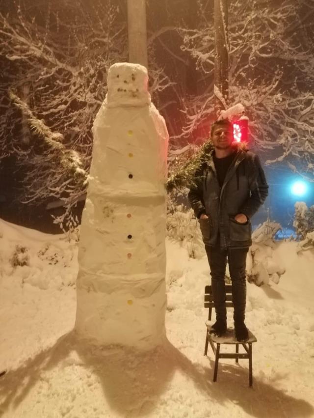 Yaptıkları 3 metrelik kardan adamın adını 'Donald Trump' koydular