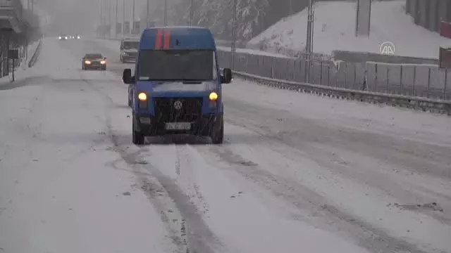 Yoğun kar yağışı sürücülere zor anlar yaşattı Yoğun kar yağışı sürücülere zor anlar yaşattı