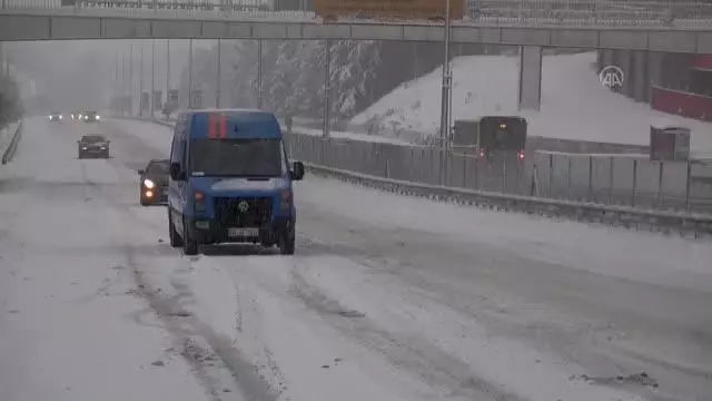 Yoğun kar yağışı sürücülere zor anlar yaşattı Yoğun kar yağışı sürücülere zor anlar yaşattı