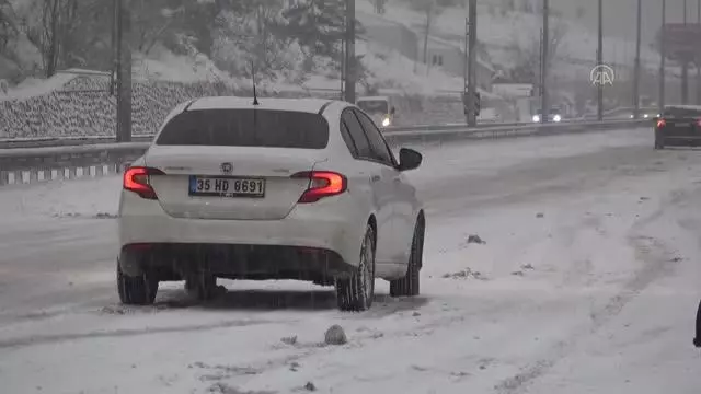 Yoğun kar yağışı sürücülere zor anlar yaşattı Yoğun kar yağışı sürücülere zor anlar yaşattı