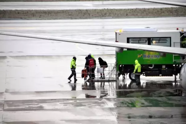 Samsun'dan gelen uçak, bilinç kaybı yaşayan yolcudan dolayı acil iniş yaptı Samsun'dan gelen uçak, bilinç kaybı yaşayan yolcudan dolayı acil iniş yaptı
