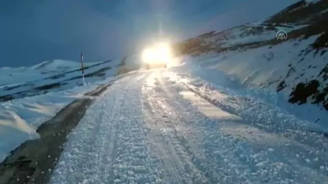 Yolu kapanan mahalledeki hamile kadın 6 saat süren çalışmayla hastaneye ulaştırıldı Yolu kapanan mahalledeki hamile kadın 6 saat süren çalışmayla hastaneye ulaştırıldı