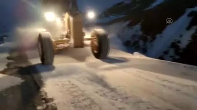Yolu kapanan mahalledeki hamile kadın 6 saat süren çalışmayla hastaneye ulaştırıldı Yolu kapanan mahalledeki hamile kadın 6 saat süren çalışmayla hastaneye ulaştırıldı