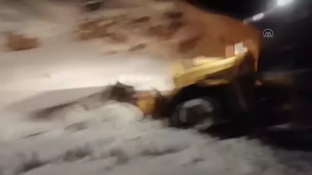 Yolu kapanan mahalledeki hamile kadın 6 saat süren çalışmayla hastaneye ulaştırıldı Yolu kapanan mahalledeki hamile kadın 6 saat süren çalışmayla hastaneye ulaştırıldı