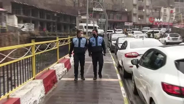 Zabıtalardan örnek davranış...Dışarıda namaz kılanlar ıslanmasın diye şemsiye tuttular Zabıtalardan örnek davranış...Dışarıda namaz kılanlar ıslanmasın diye şemsiye tuttular