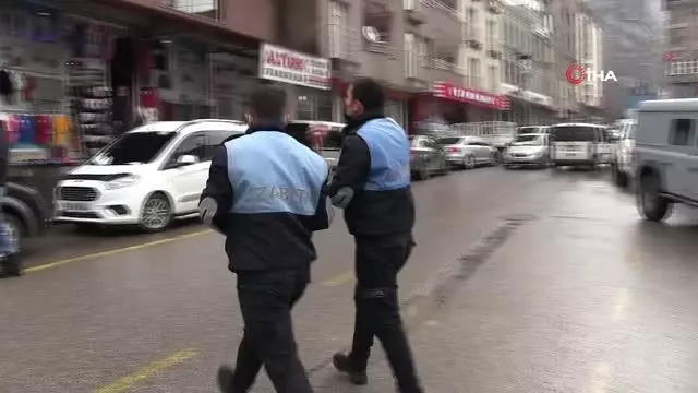Zabıtalardan örnek davranış...Dışarıda namaz kılanlar ıslanmasın diye şemsiye tuttular Zabıtalardan örnek davranış...Dışarıda namaz kılanlar ıslanmasın diye şemsiye tuttular
