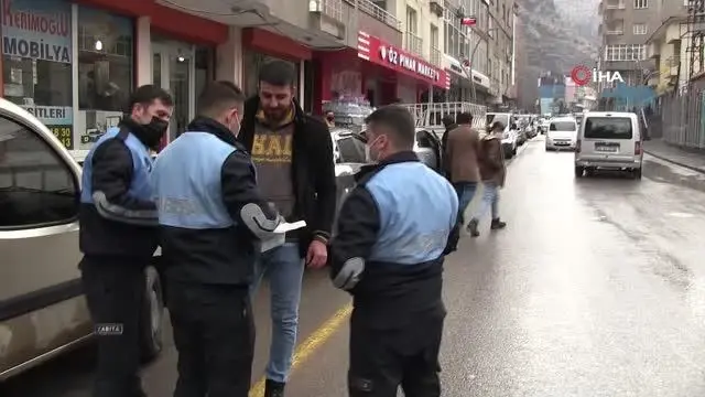 Zabıtalardan örnek davranış...Dışarıda namaz kılanlar ıslanmasın diye şemsiye tuttular Zabıtalardan örnek davranış...Dışarıda namaz kılanlar ıslanmasın diye şemsiye tuttular