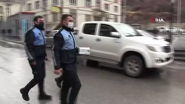 Zabıtalardan örnek davranış...Dışarıda namaz kılanlar ıslanmasın diye şemsiye tuttular Zabıtalardan örnek davranış...Dışarıda namaz kılanlar ıslanmasın diye şemsiye tuttular