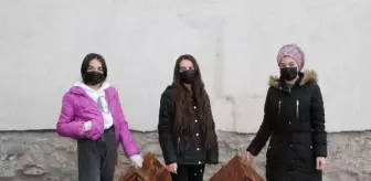 3 kız kardeş, sokak hayvanlarını doyuruyor