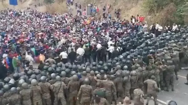 ABD'ye gitmeye çalışan göçmenlere Guatemala ordusu müdahale etti ABD'ye gitmeye çalışan göçmenlere Guatemala ordusu müdahale etti