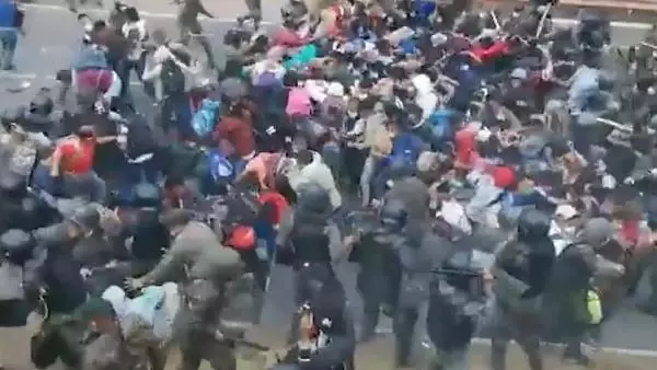 ABD'ye gitmeye çalışan göçmenlere Guatemala ordusu müdahale etti ABD'ye gitmeye çalışan göçmenlere Guatemala ordusu müdahale etti