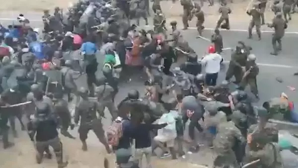 ABD'ye gitmeye çalışan göçmenlere Guatemala ordusu müdahale etti ABD'ye gitmeye çalışan göçmenlere Guatemala ordusu müdahale etti