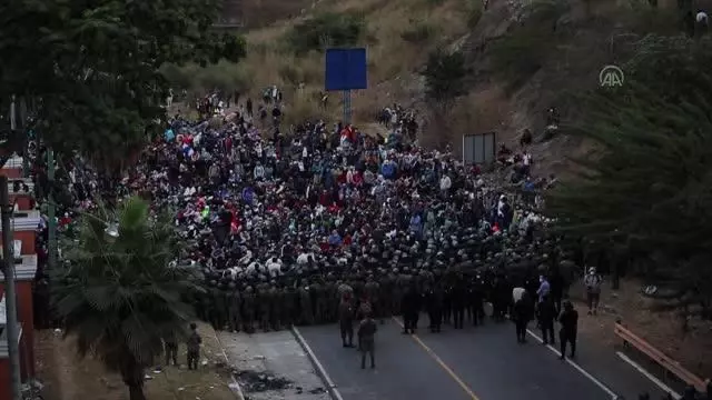 ABD'ye gitmeye çalışan göçmenlere Guatemala ordusu müdahale etti ABD'ye gitmeye çalışan göçmenlere Guatemala ordusu müdahale etti