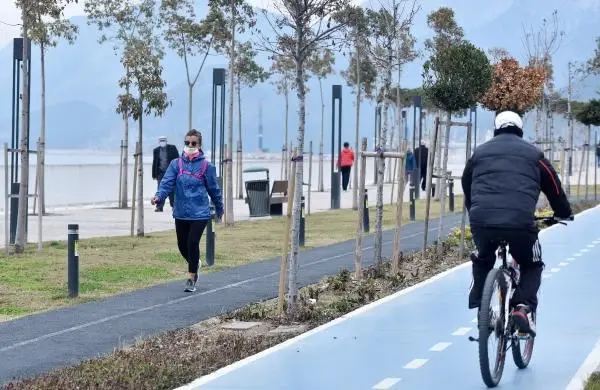 Antalya'da kısıtlama sonrası sahil keyfi Antalya'da kısıtlama sonrası sahil keyfi