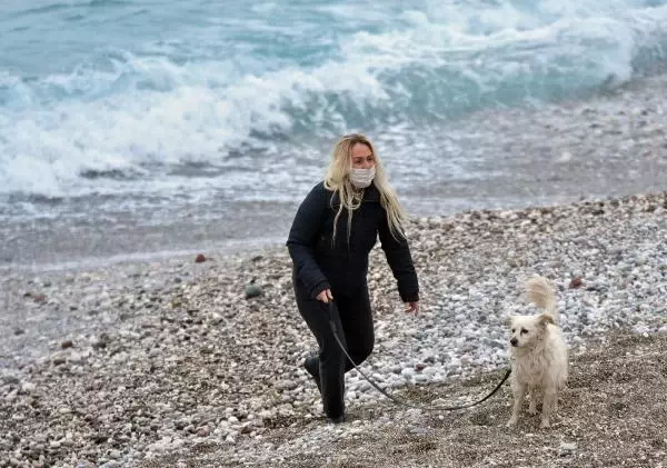 Antalya'da kısıtlama sonrası sahil keyfi Antalya'da kısıtlama sonrası sahil keyfi