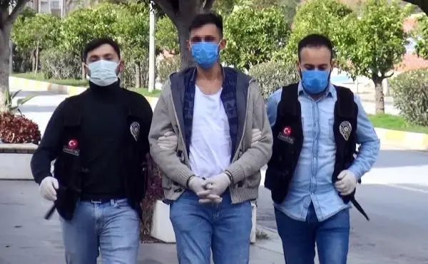Otomobilinin yanında baygın vaziyette bulanan adamın evine operasyon düzenlendi: 13 paket eroin ele geçirildi Otomobilinin yanında baygın vaziyette bulanan adamın evine operasyon düzenlendi: 13 paket eroin ele geçirildi