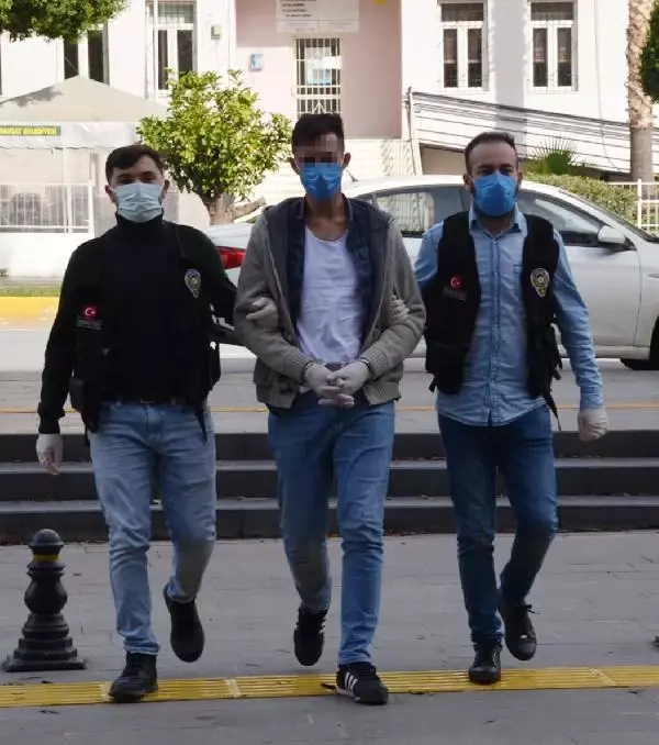 Otomobilinin yanında baygın vaziyette bulanan adamın evine operasyon düzenlendi: 13 paket eroin ele geçirildi Otomobilinin yanında baygın vaziyette bulanan adamın evine operasyon düzenlendi: 13 paket eroin ele geçirildi