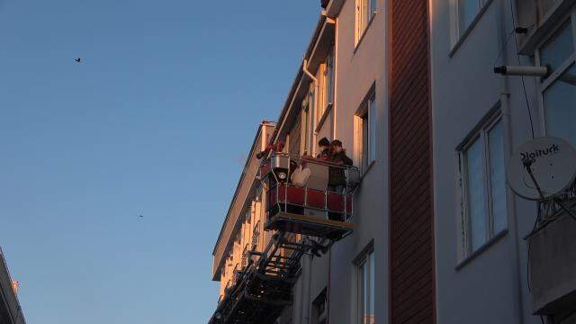 Arkadaşı tarafından eve kilitlenen kadını itfaiye ekipleri kurtardı