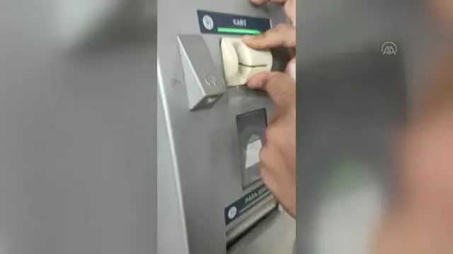 ATM'de kartları kopyalayıp dolandırıcılık yaptığı iddia edilen zanlılardan biri tutuklandı ATM'de kartları kopyalayıp dolandırıcılık yaptığı iddia edilen zanlılardan biri tutuklandı