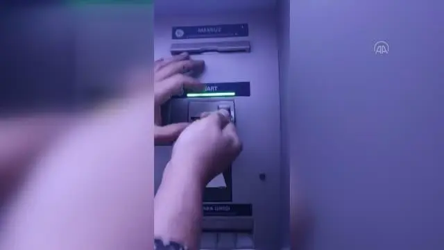 ATM'de kartları kopyalayıp dolandırıcılık yaptığı iddia edilen zanlılardan biri tutuklandı ATM'de kartları kopyalayıp dolandırıcılık yaptığı iddia edilen zanlılardan biri tutuklandı