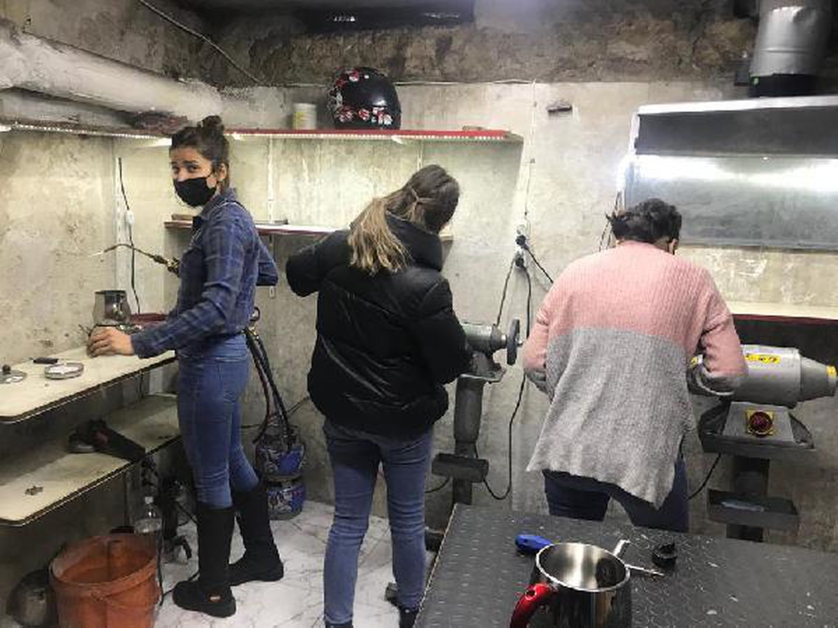 Anneleri ölünce hayatları değişti! Üç kız kardeş babalarıyla birlikte tamirat yapıyor
