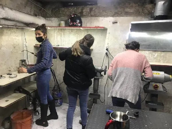 Anneleri ölünce hayatları değişti! Üç kız kardeş babalarıyla birlikte tamirat yapıyor Anneleri ölünce hayatları değişti! Üç kız kardeş babalarıyla birlikte tamirat yapıyor