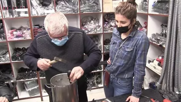 Anneleri ölünce hayatları değişti! Üç kız kardeş babalarıyla birlikte tamirat yapıyor Anneleri ölünce hayatları değişti! Üç kız kardeş babalarıyla birlikte tamirat yapıyor