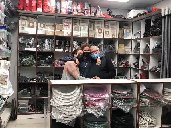 Anneleri ölünce hayatları değişti! Üç kız kardeş babalarıyla birlikte tamirat yapıyor Anneleri ölünce hayatları değişti! Üç kız kardeş babalarıyla birlikte tamirat yapıyor