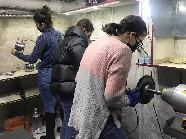 Anneleri ölünce hayatları değişti! Üç kız kardeş babalarıyla birlikte tamirat yapıyor Anneleri ölünce hayatları değişti! Üç kız kardeş babalarıyla birlikte tamirat yapıyor
