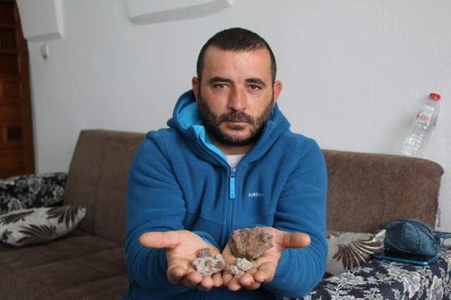 Bağda çapa yaparken servet değerindeki gök taşını bulan çiftçi alıcıları bekliyor Bağda çapa yaparken servet değerindeki gök taşını bulan çiftçi alıcıları bekliyor