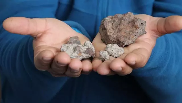 Bağda çapa yaparken servet değerindeki gök taşını bulan çiftçi alıcıları bekliyor Bağda çapa yaparken servet değerindeki gök taşını bulan çiftçi alıcıları bekliyor