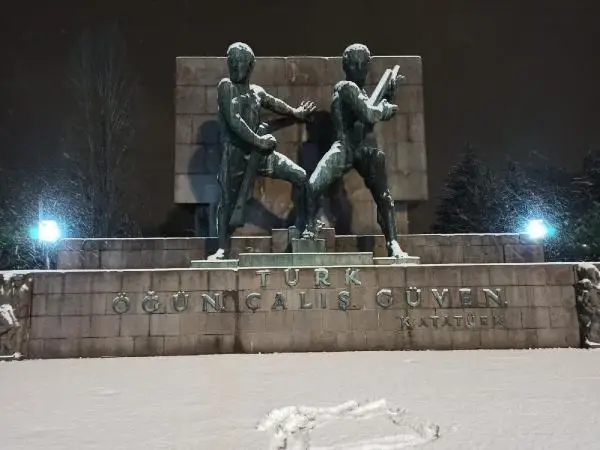 Başkent'te gece boyu yoğun kar yağışı yaşandı Başkent'te gece boyu yoğun kar yağışı yaşandı